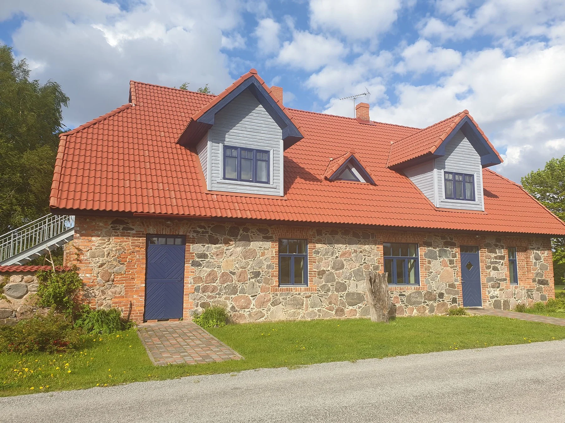 Front of the Rannamõisa holiday house and the driveway