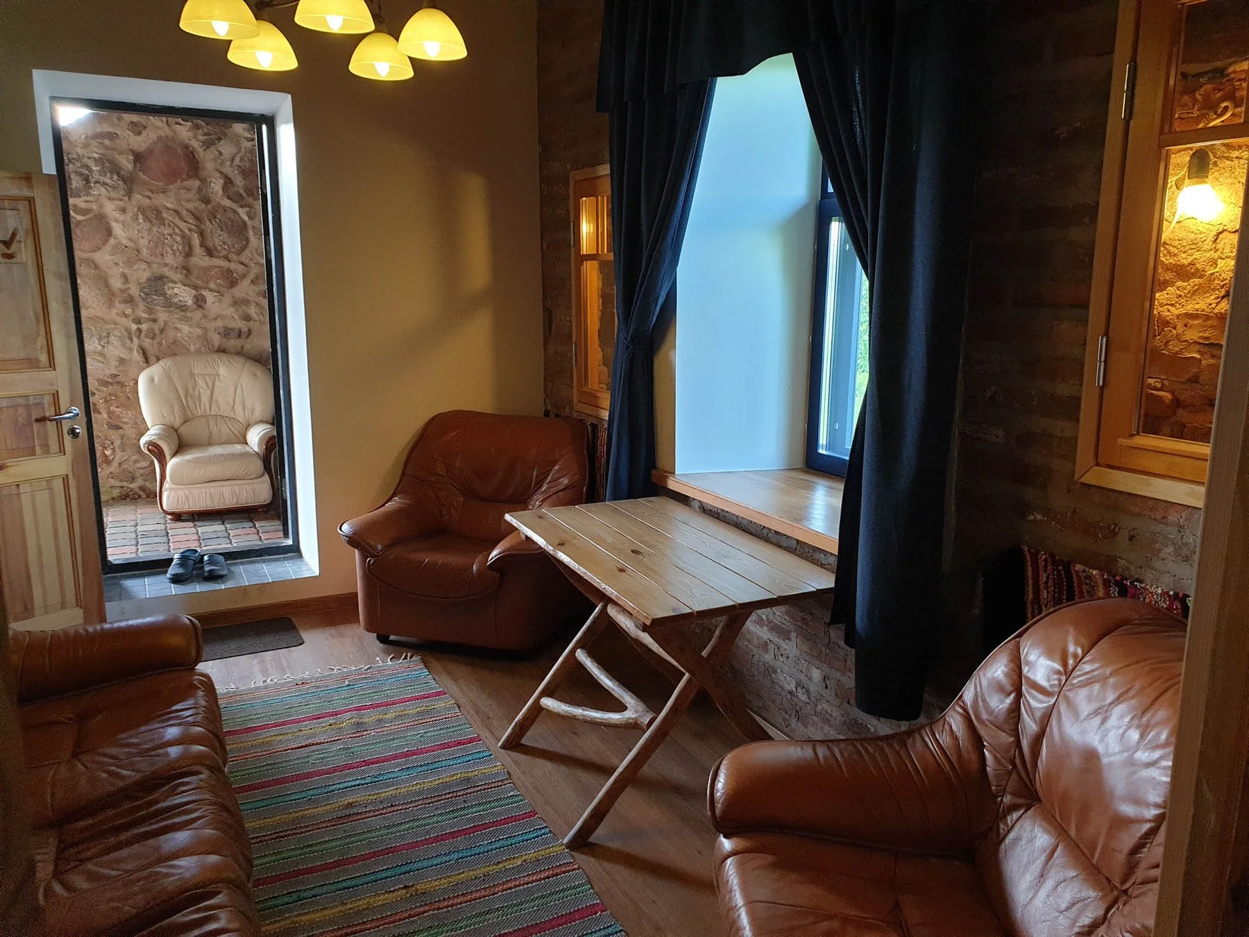 Corner of the living room with leather chairs and a rug