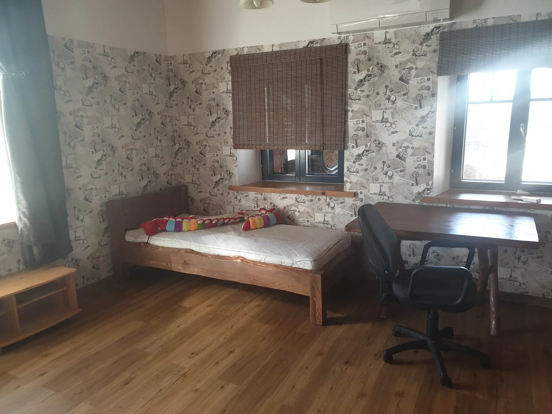 Room with a bed and a desk on the ground floor